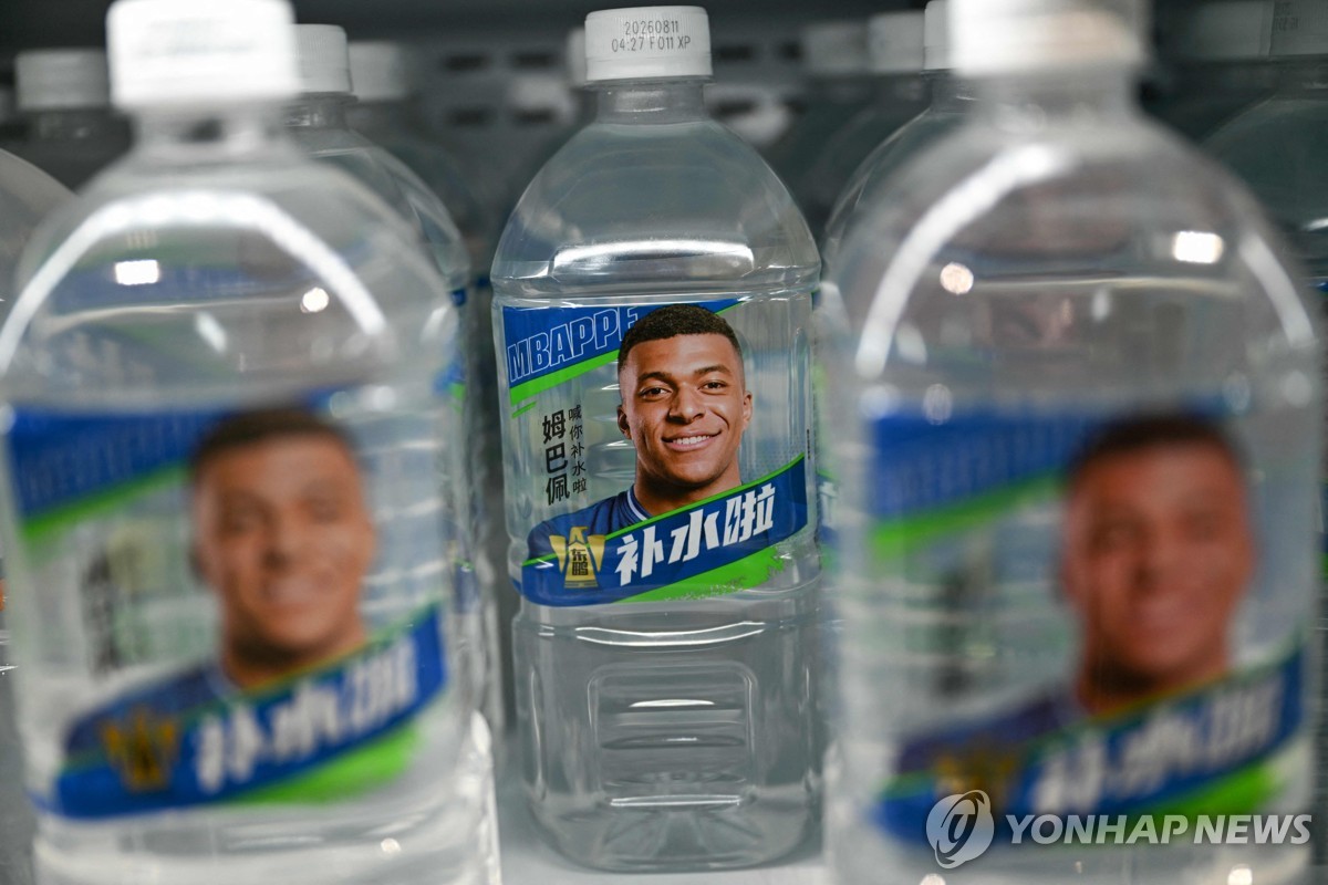 음바페를 모델로 기용한 중국 음료업체 제품
