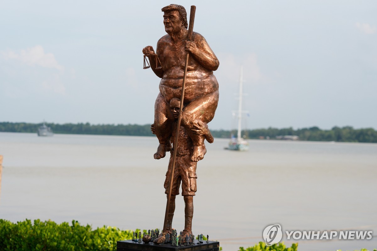 지난해 브라질에서 열린 COP30 당시 강변에 전시된 트럼프 대통령 동상