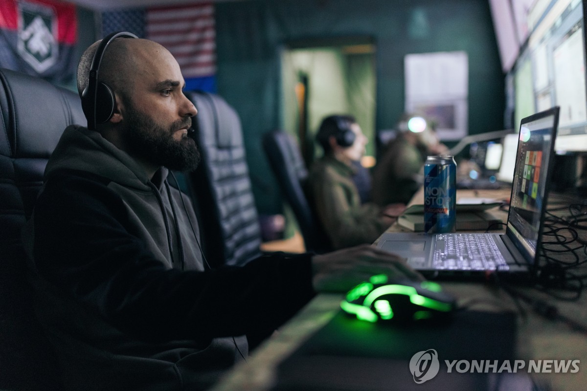 드론 조정하는 우크라이나 병사들