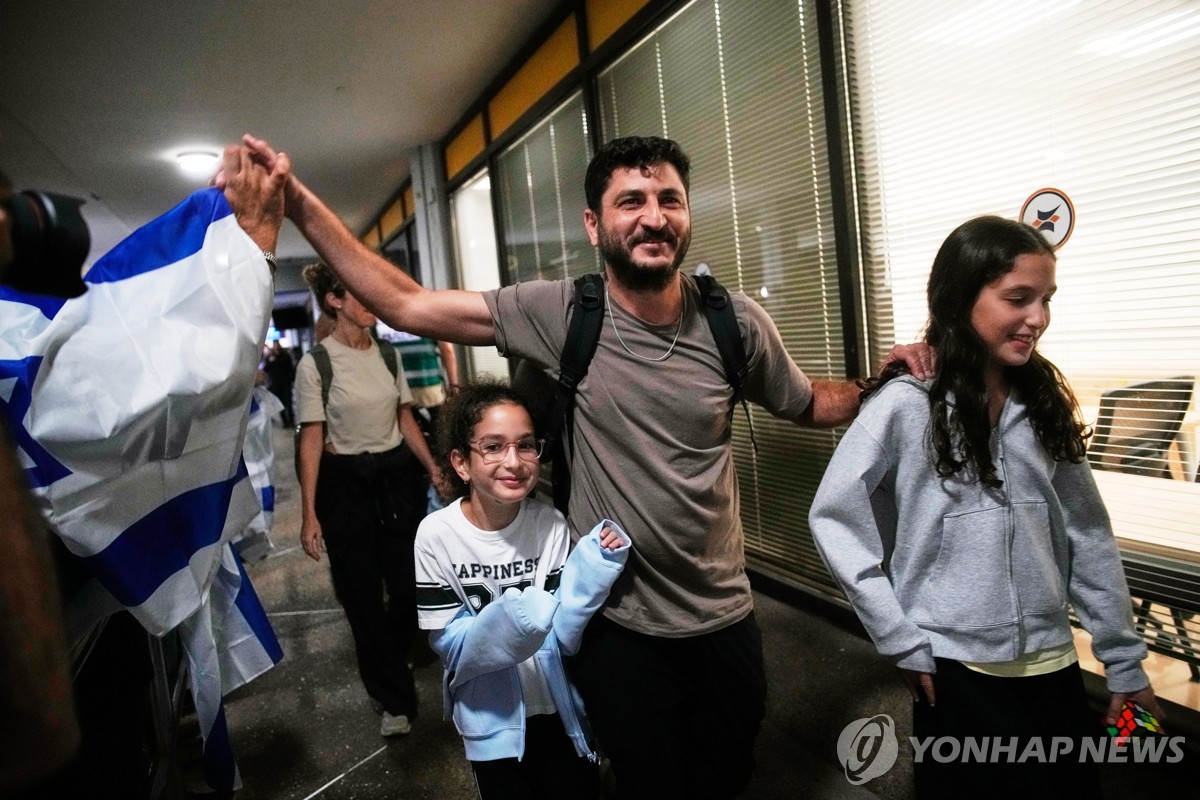 사우디에 착륙한 플라이두바이 여객기에서 나오는 승객들