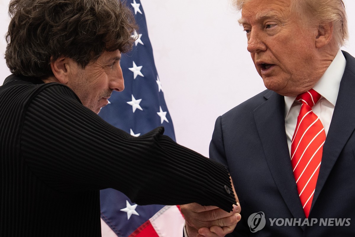 트럼프와 악수하는 세르게이 브린