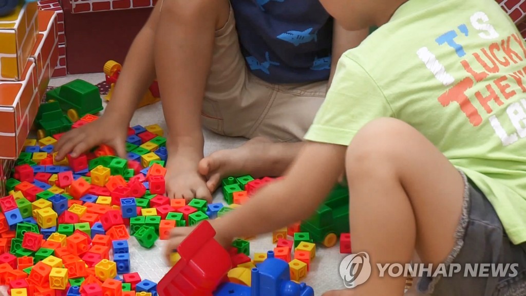 어린이집에서 놀이하는 아동