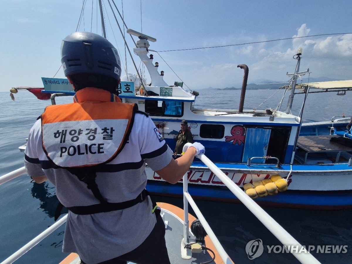 구명조끼 착용 단속하는 해경