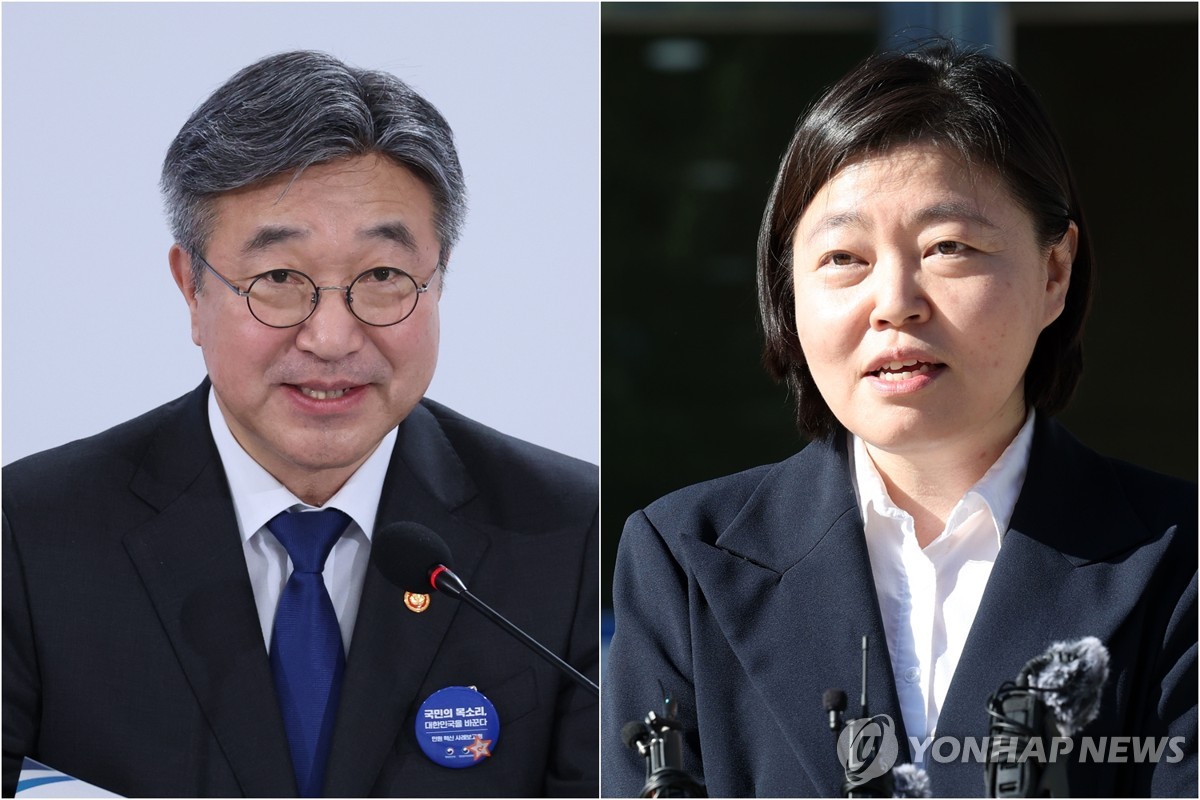 윤호중 행정안전부 장관(왼쪽)과 임은정 광주지방중수청장