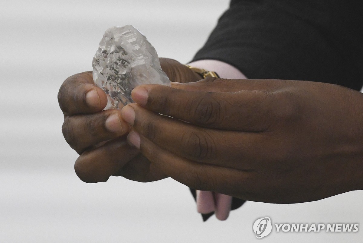 보츠와나 정부-드비어스 합작사 데브스와나가 채굴한 1,098캐럿 다이아몬드 원석 공개 현장