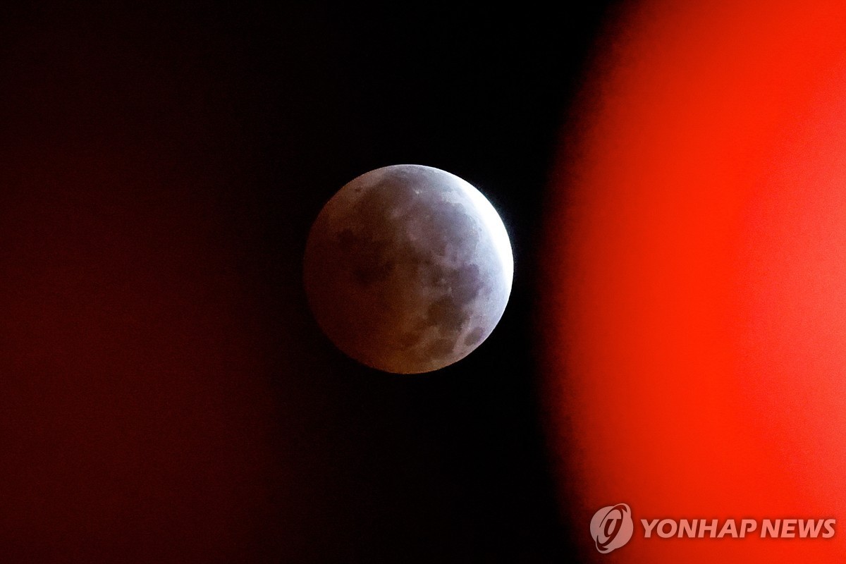 지구 그림자에 가려져 부분 월식 중인 달