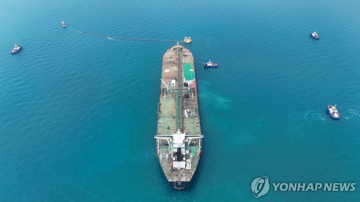 이라크 남부 석유 해상 터미널에 정박 중인 유조선