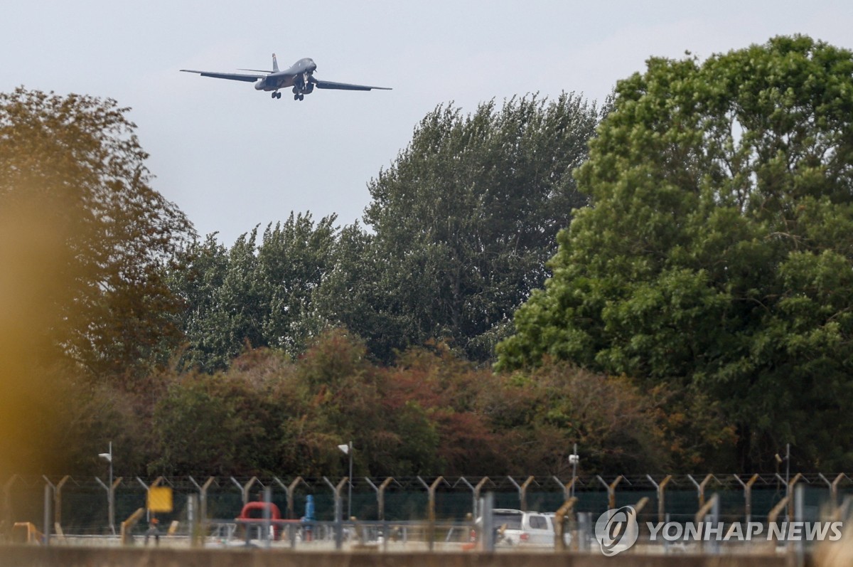 영국 페어퍼드 기지에 착륙하려고 하는 B-1 폭격기