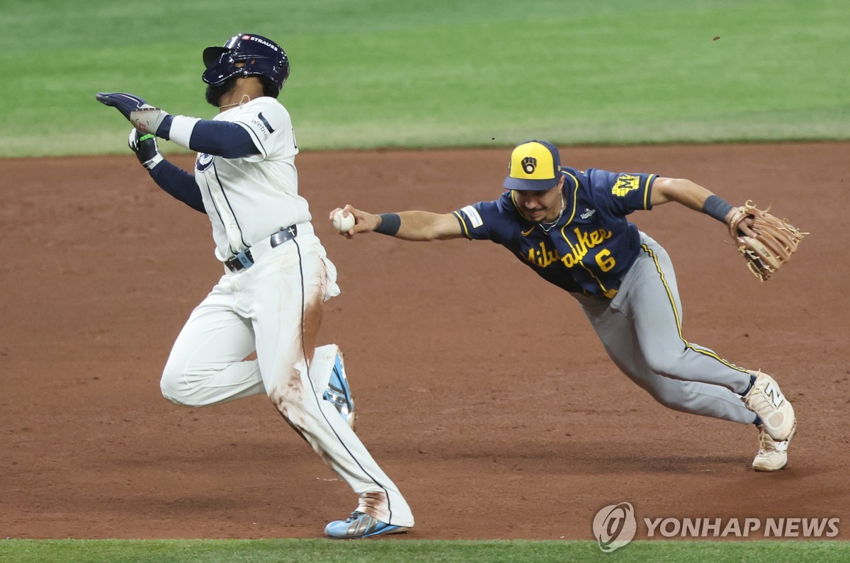 태크 피해 3루로 뛰는 탬파베이 카미네로 
