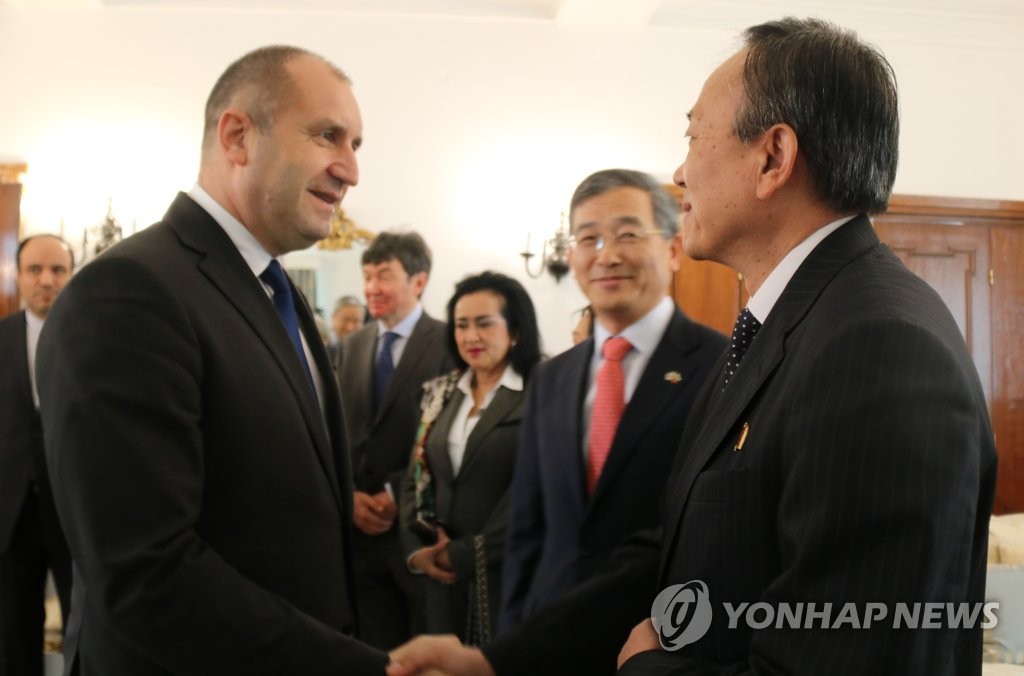 2018년 주(駐)불가리아 한국대사관 관저에서 불가리아 대통령과 악수하는 차건일 당시 북한대사(오른쪽). 가운데가 신부남 대사