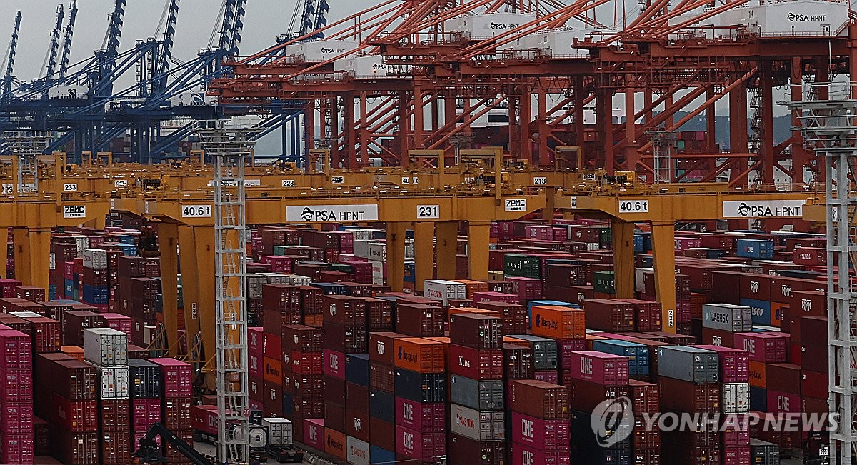 컨테이너 가득쌓인 부산신항