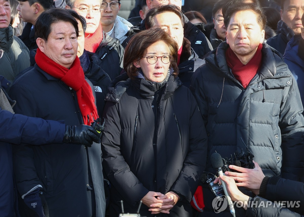 관저 앞 발언하는 나경원 의원