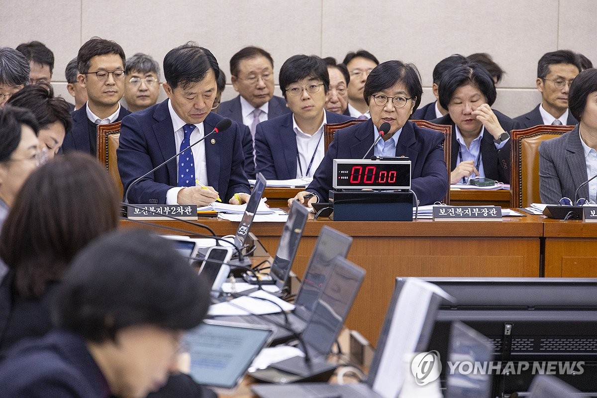 보건복지위원회 국감에서 답변하는 정은경 복지부 장관