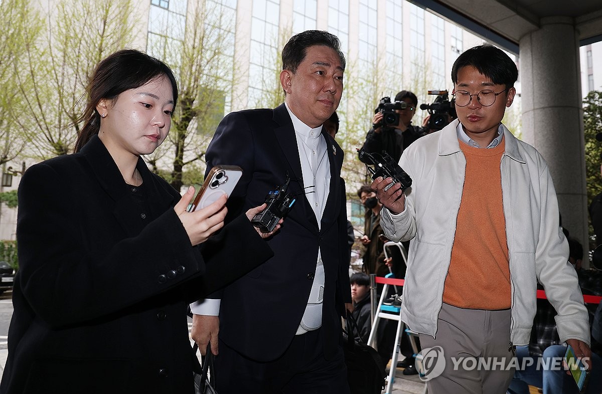 경찰 조사 향하는 김병기