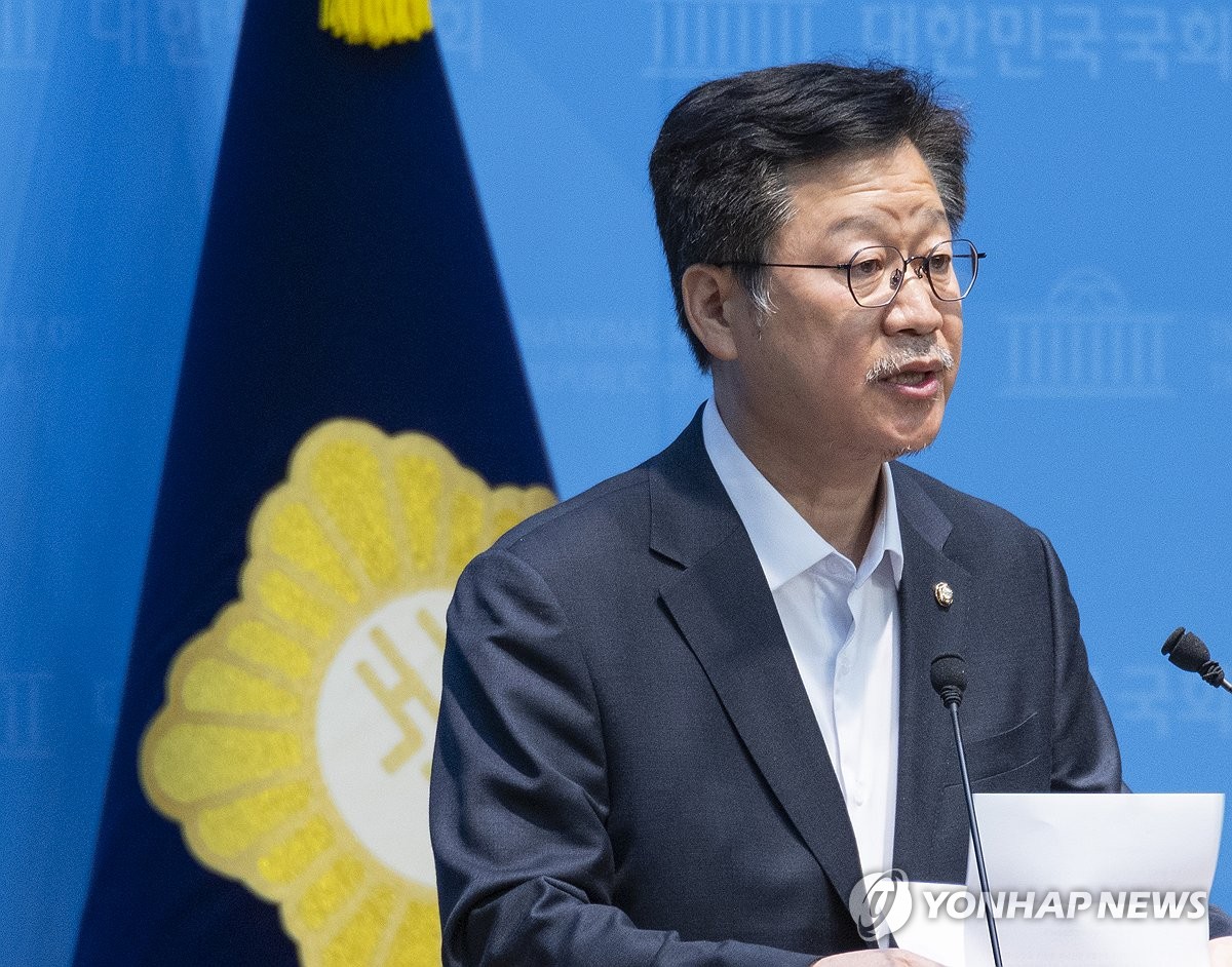 전북지사 후보 당내 경선 논란 회견 안내하는 안호영 의원