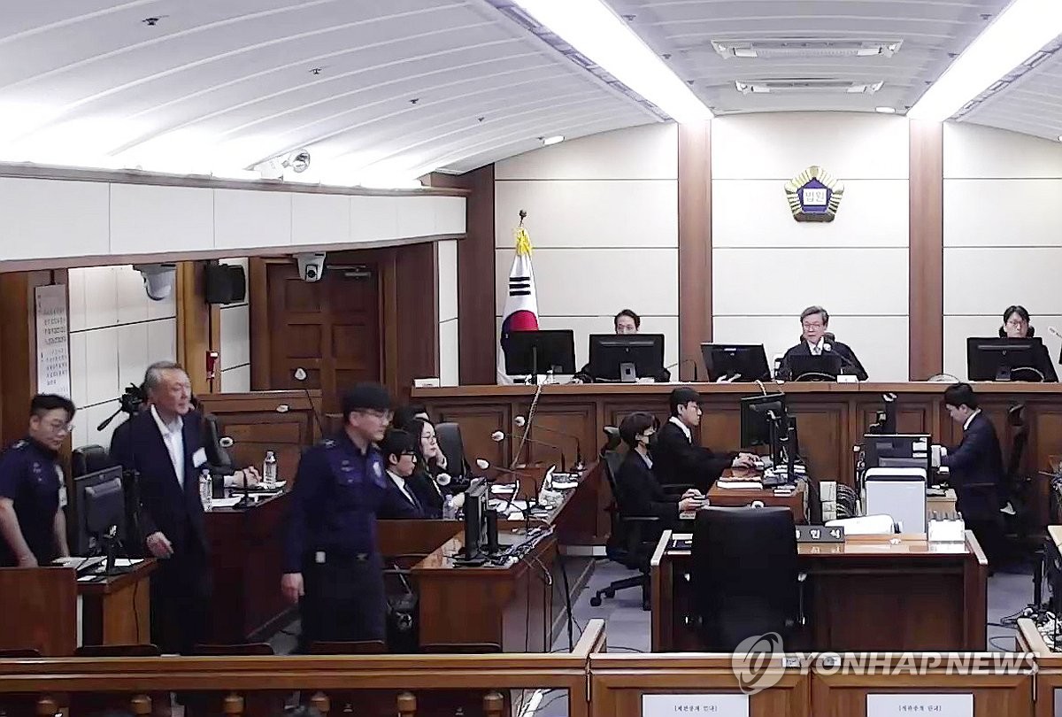 지난 4월 법정 들어서는 윤석열 전 대통령