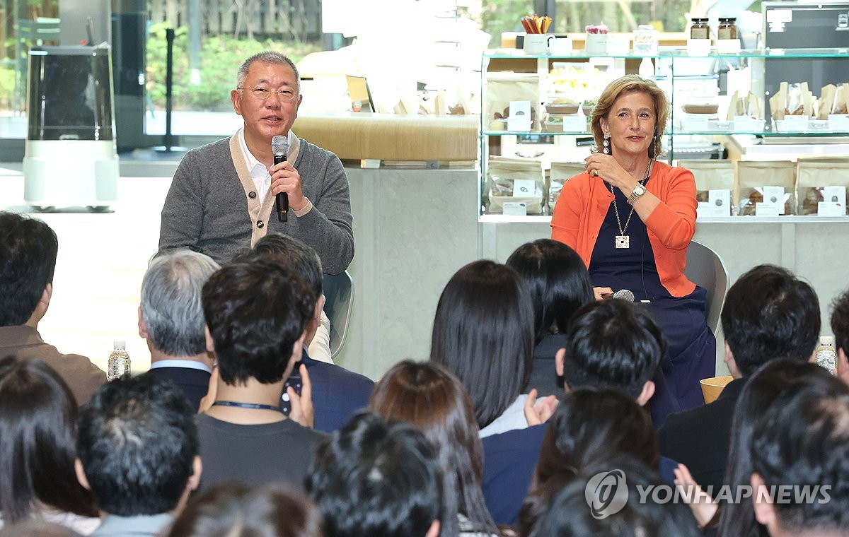 직원들과 대화하는 정의선 현대차그룹 회장