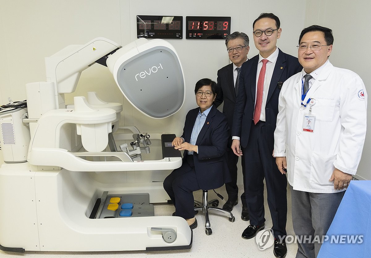몽골 국립암센터 둘러보는 정은경 장관