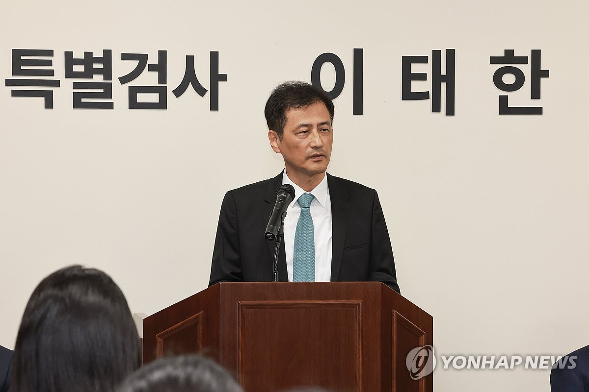 기자간담회에서 특검보 소개하는 이태한 선관위 특검
