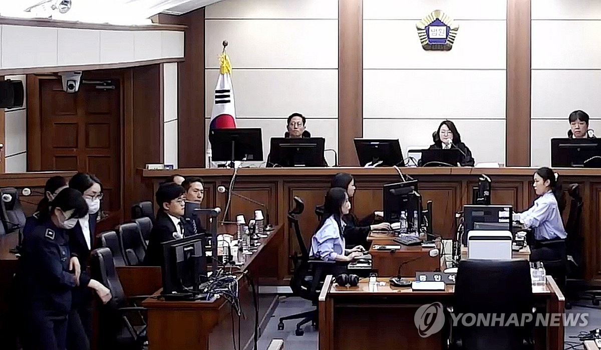 '매관매직' 김건희 2심 징역 5년으로 감형