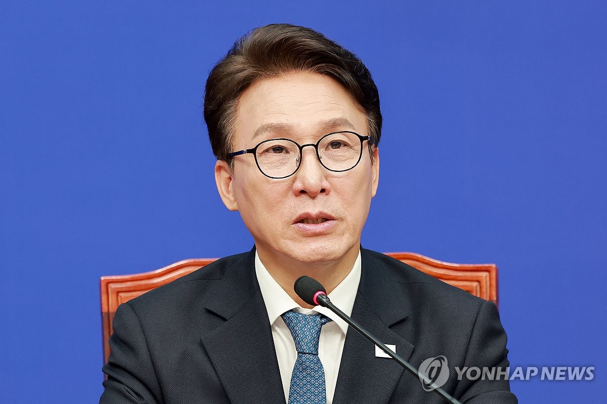 민주당 최고위원회의에서 발언하는 김민석 대표