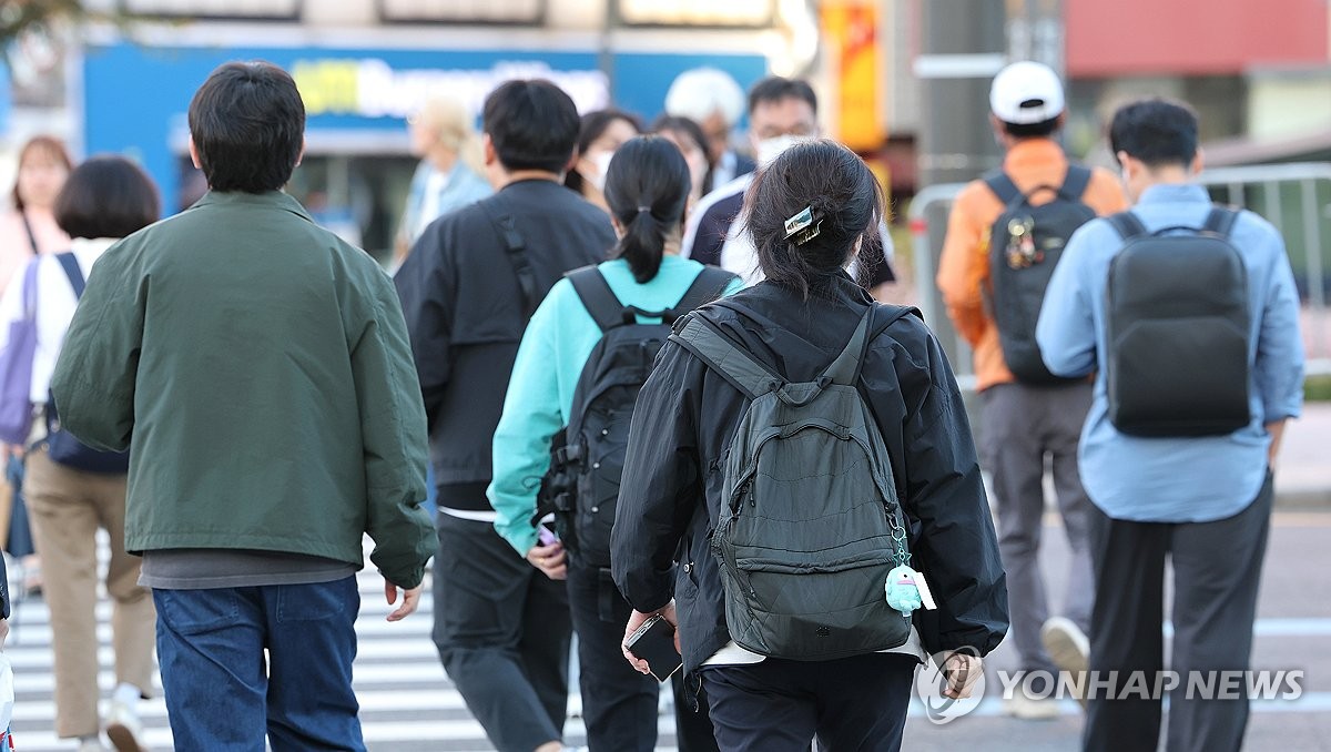 외투가 필요한 날씨…쌀쌀해진 출근길