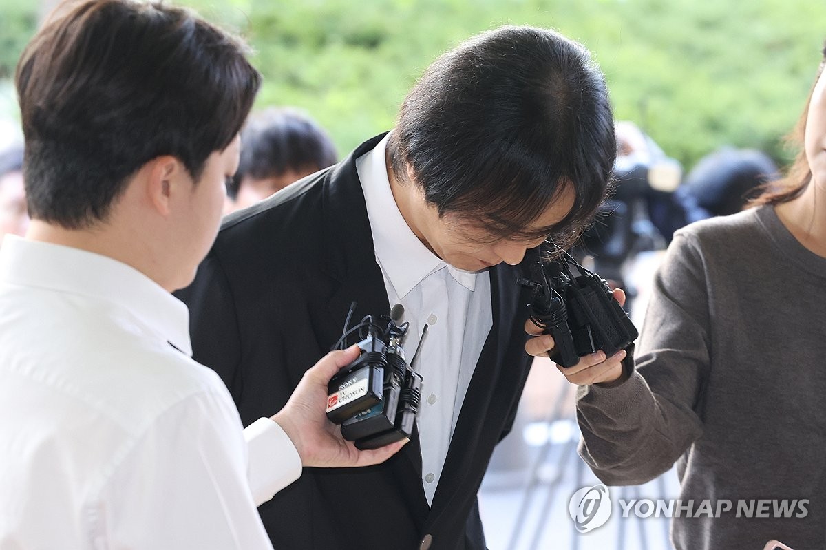 고개 숙인 송민호