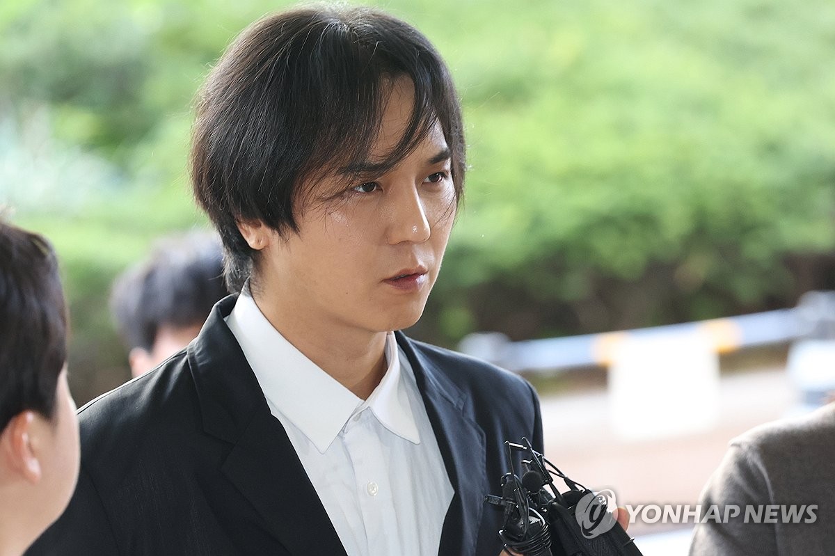 질문에 답하는 송민호