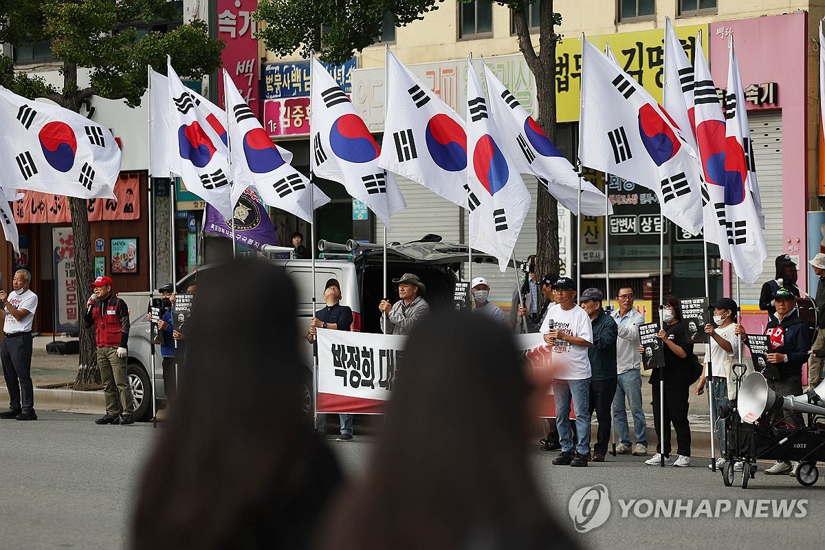 박정희 전 대통령 동상 '철거 반대'