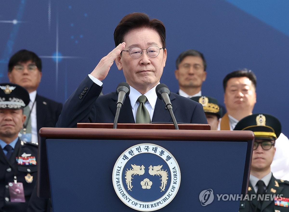 거수경례하는 이재명 대통령