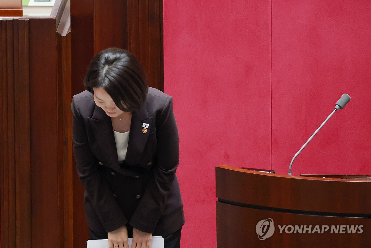 인사하는 이소영 중소벤처기업부 장관