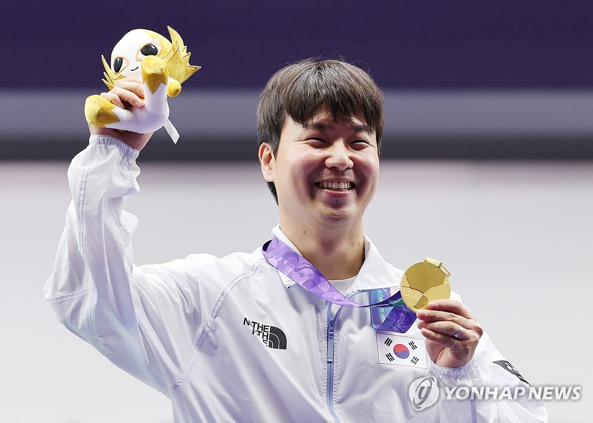 금메달 목에 건 한국 이건혁
