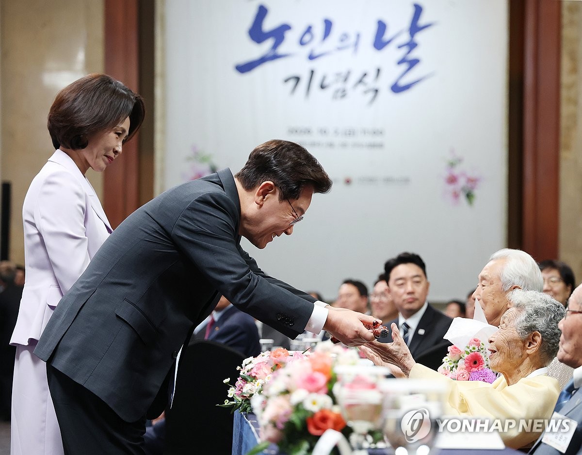 청려장 전달하는 이재명 대통령