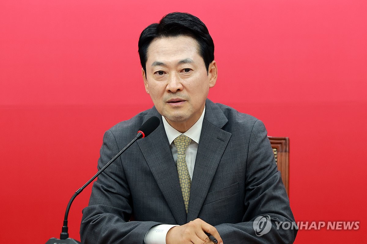 국민의힘 장동혁 대표, 이형일 부총리 겸 재정경제부 장관 접견