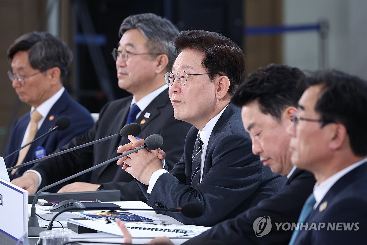민원해결 우수사례 발표 듣는 이재명 대통령