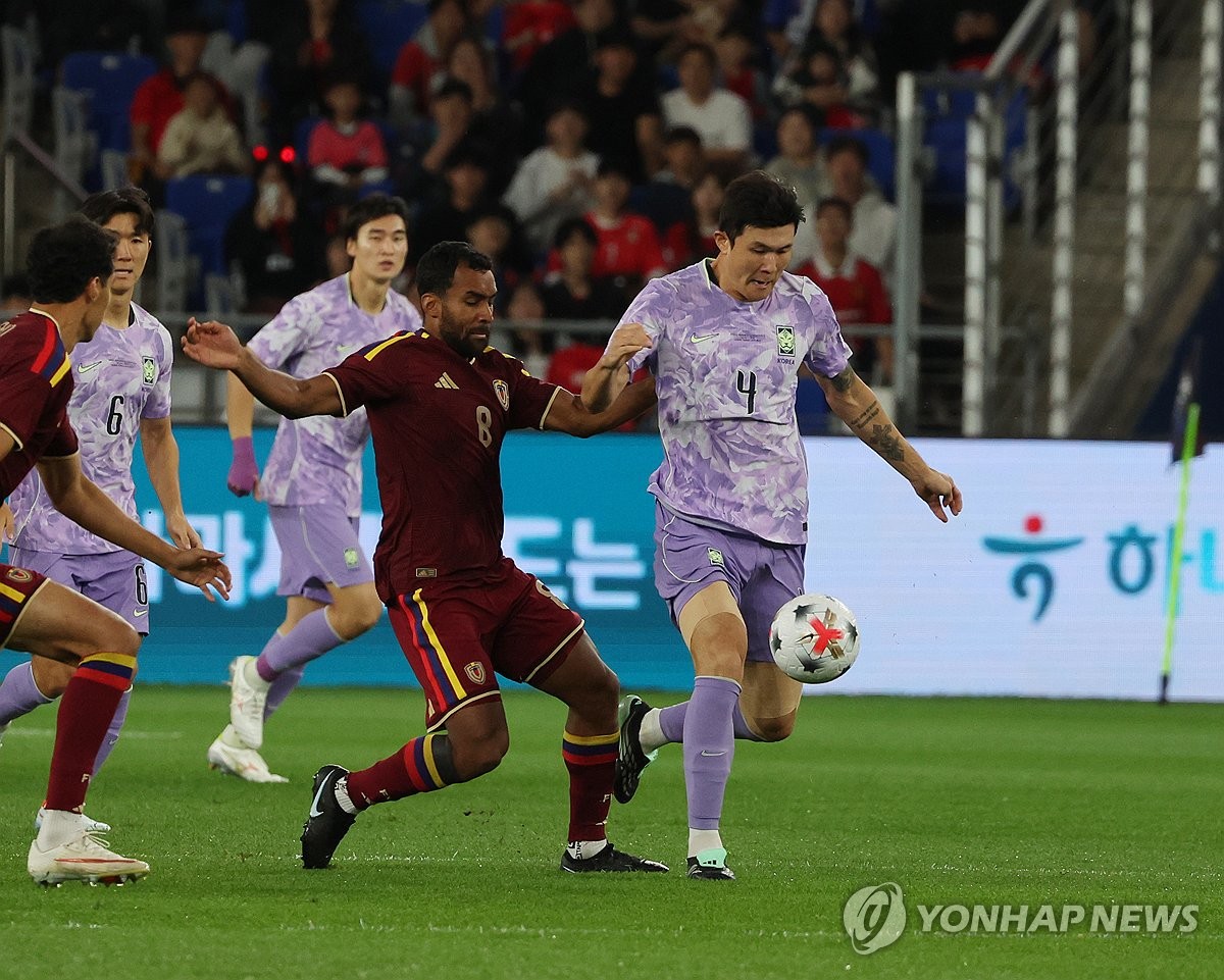 공 몰고 나오는 김민재