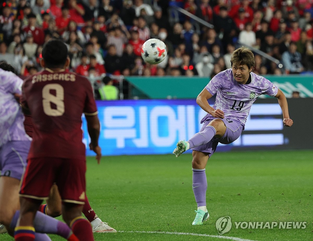 수비에 막힌 이강인의 슛