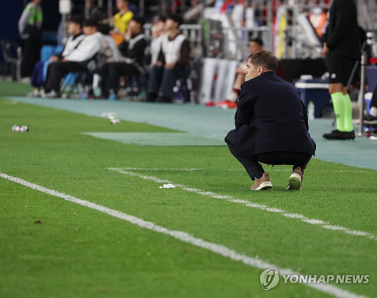 경기 지켜보는 모레노 감독