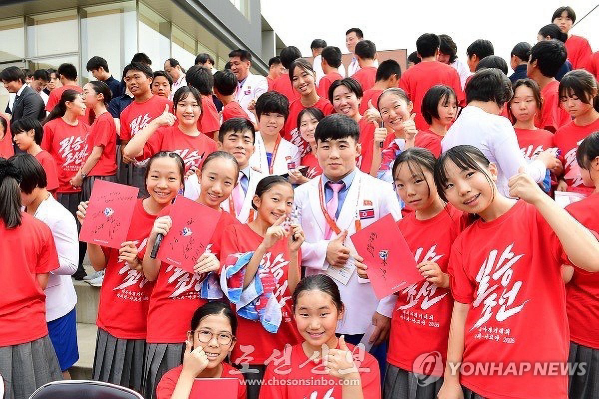 조선학교 학생들과 기념촬영하는 북한 아시안게임 선수