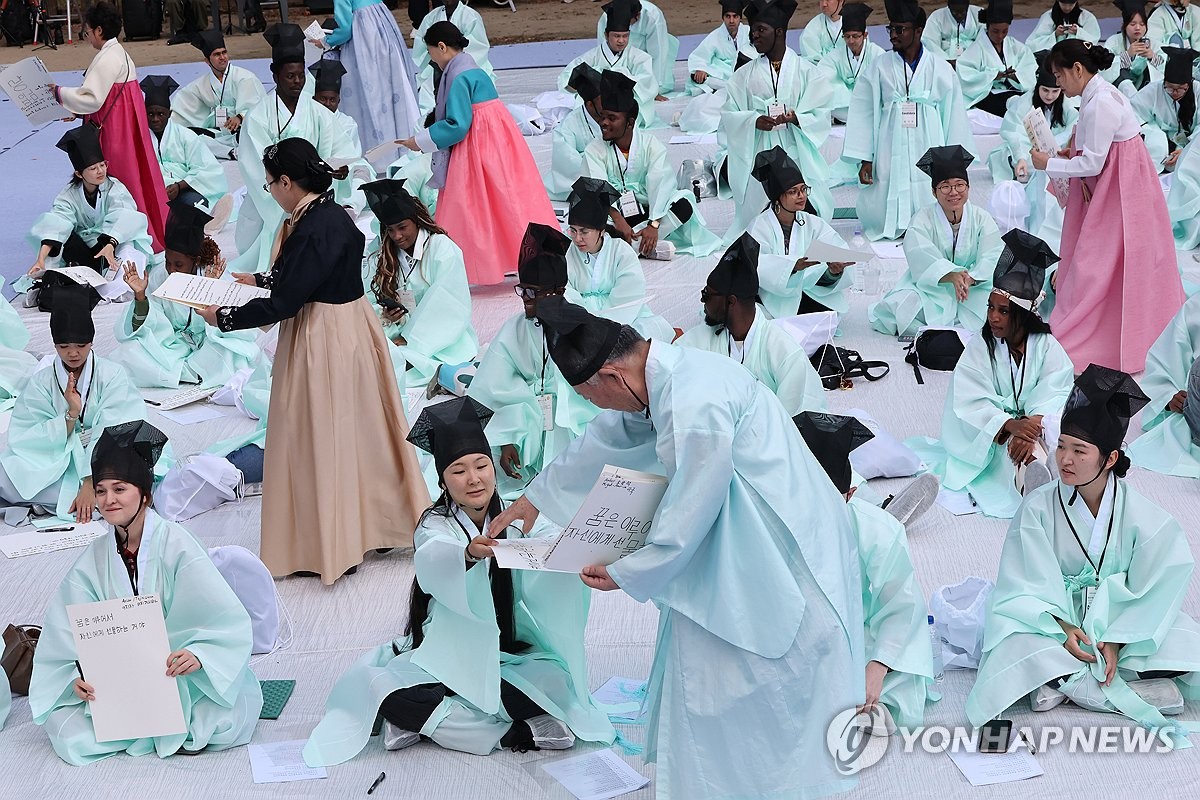 과거 시험 마친 외국인들