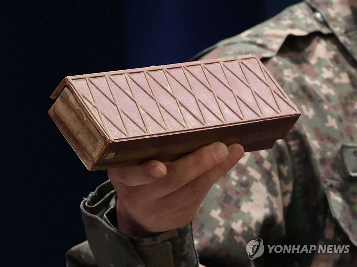 이전 수거 수지 반보병지뢰 들어보이는 양진혁 합참 작전부장