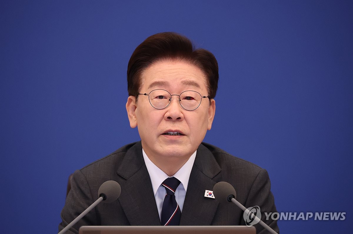 국무회의에서 발언하는 이재명 대통령