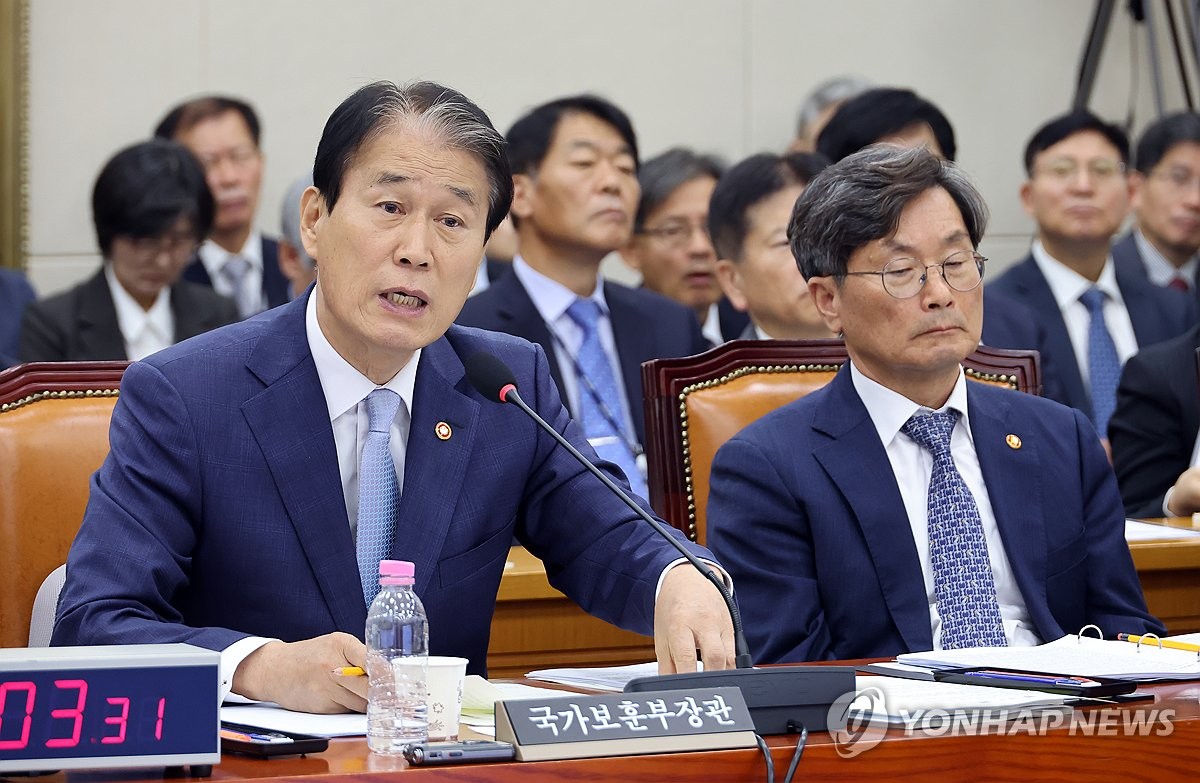 정무위 국감, 답변하는 권오을 국가보훈부 장관