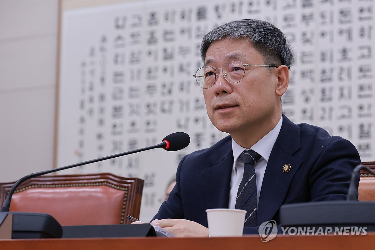 답변하는 노경필 법원행정처장