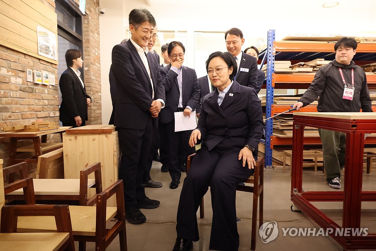 주민이 만든 의자에 앉은 한성숙 국무총리