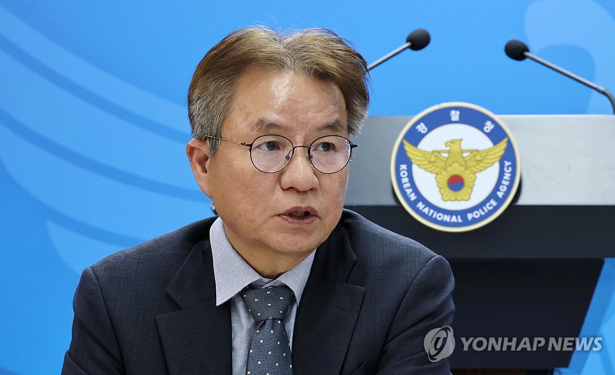 질문에 답하는 김남준 위원장