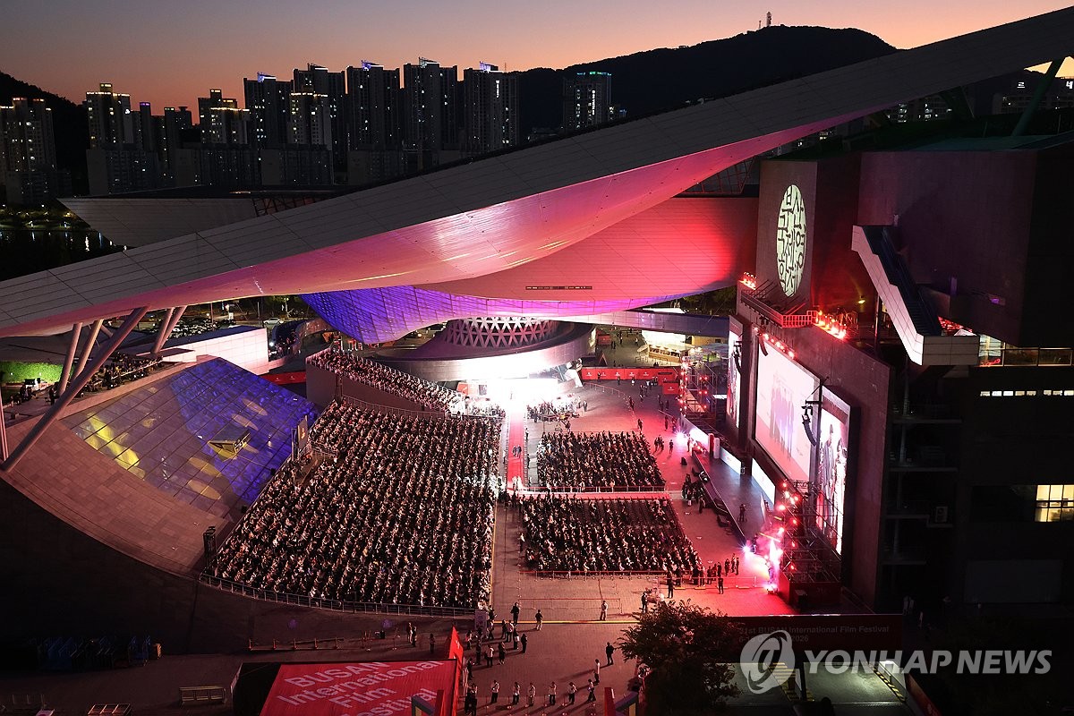 부산국제영화제, 열흘간 영화의 항해 시작