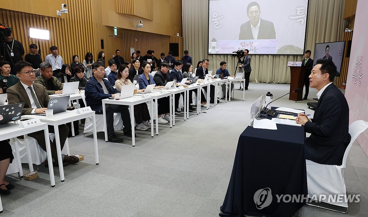 취임 100일, 질문에 답변하는 오세훈 서울시장