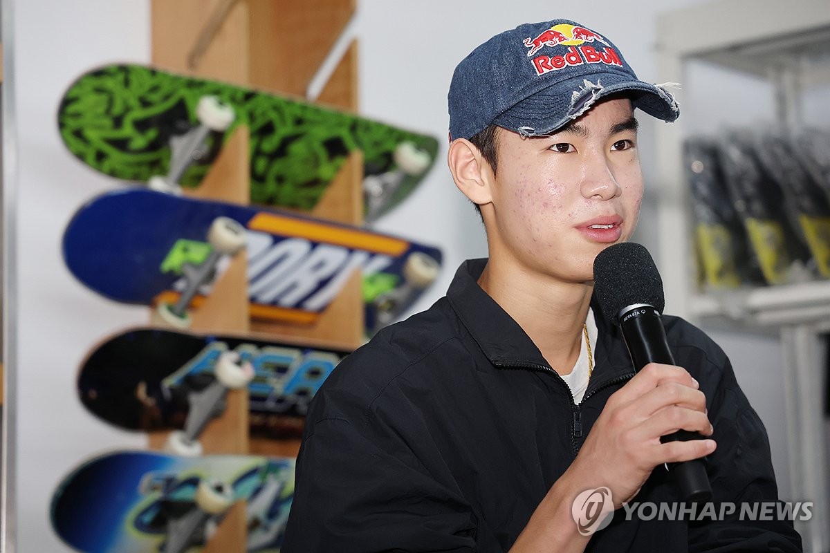 기자회견하는 강준이