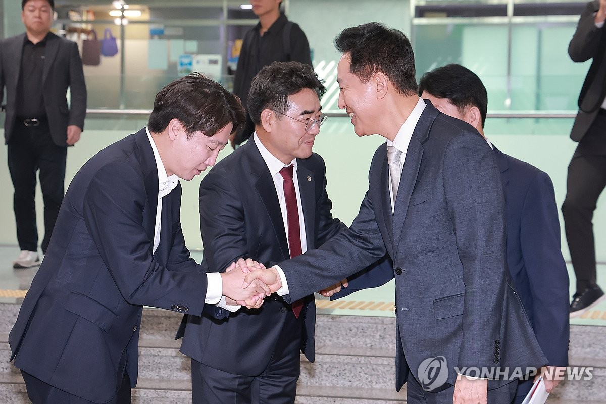 인사하는 오세훈 서울시장과 개혁신당 이준석 의원